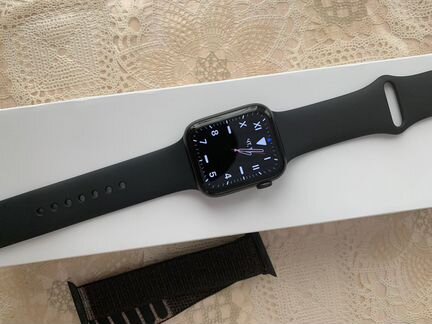 Apple Watch 5 44mm + ремешок Black Sport Loop