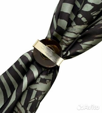 Новый платок с брошью