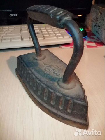 Старый старинный утюг