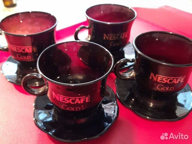 Кофейные чашки с блюдцами