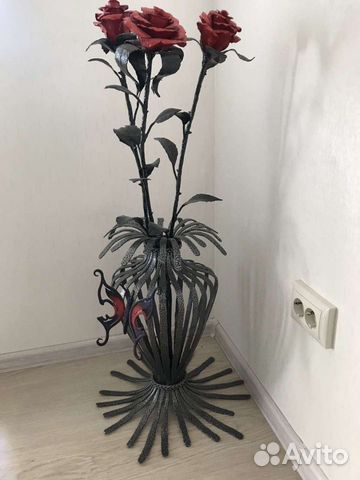 Кованная ваза с цветами
