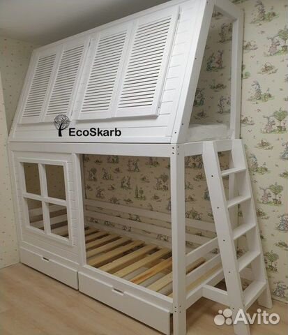 Двухъярусная кровать Домик со ставнями и окном