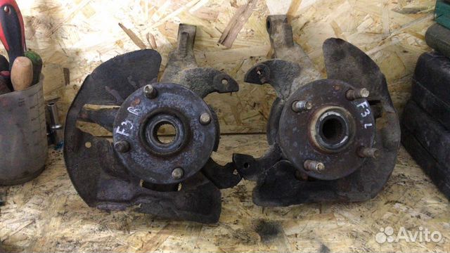 Кулак Мазда 323 правый левый