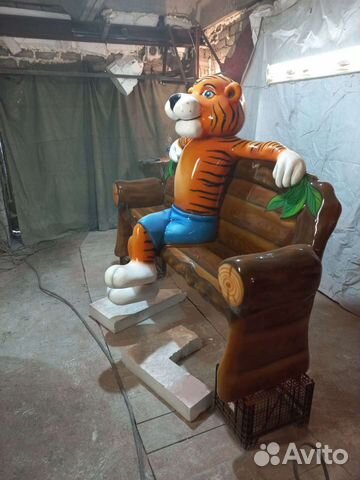 Скульптуры. Фигуры. Лавочка с тигром