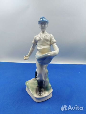 Фарфоровая статуэтка