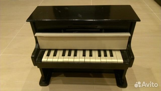 Авито куплю пианино б у. Детское советское пианино игрушка. Пианино советское. Маленькое фортепиано. Советское детское пианино красное.