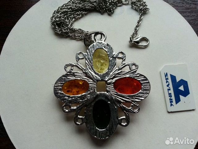 Кулон под серебро с искусственным янтарем Кулон под серебро с искусственным янтарем