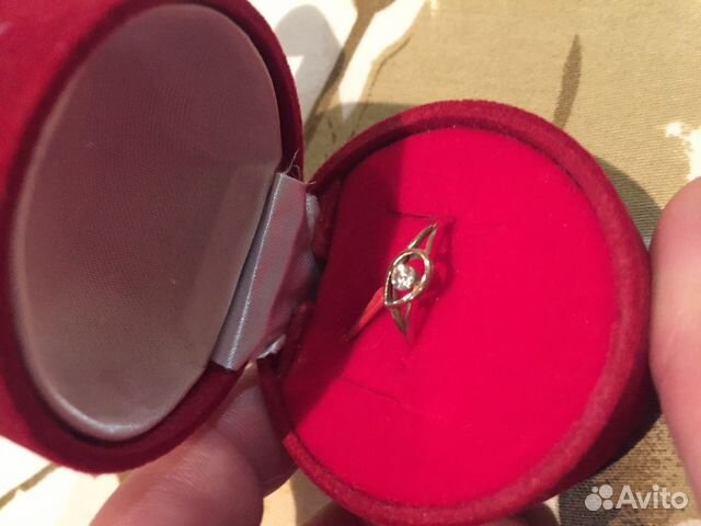 Золотое кольцо с бриллиантом