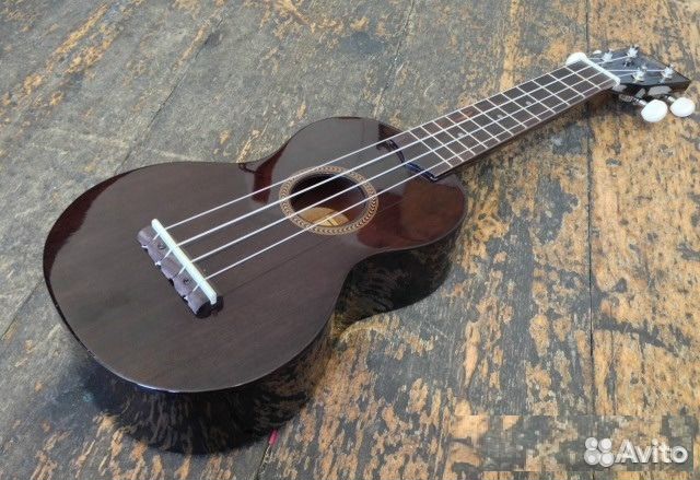 Укулеле - акустическая 4-х струнная гитара Укулеле - акустическая 4-х струнная гитара