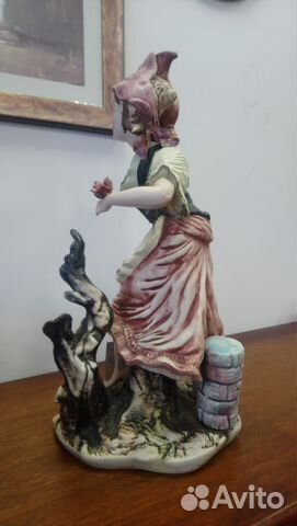 Старинная фарфоровая фигура Старинная фарфоровая фигура