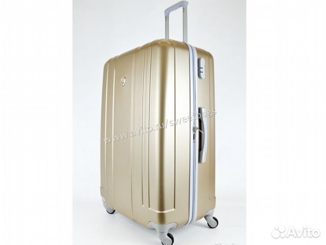 Чемодан цвета золота на 4х колесиках размера XL Чемодан цвета золота на 4х колесиках размера XL