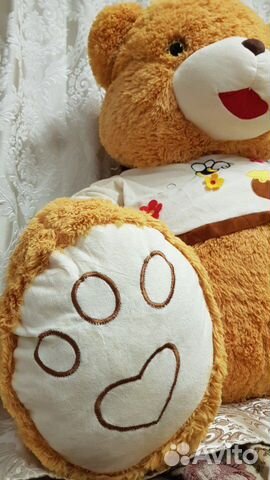 Плюшевый медведь в майке сидячий. Новый Плюшевый медведь в майке сидячий. Новый