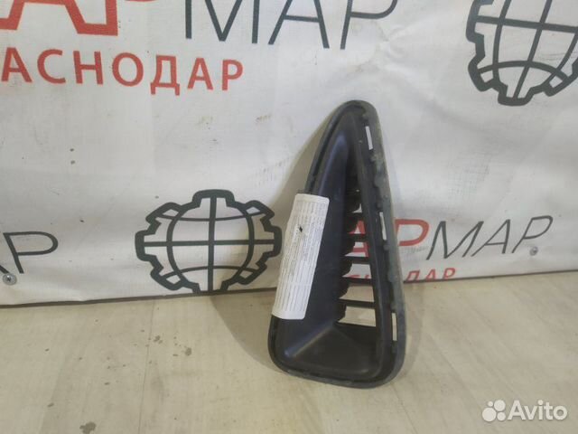Заглушка бампера передняя правая Toyota Camry 8