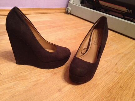 Новые черные туфли на танкетке фирма debenhams