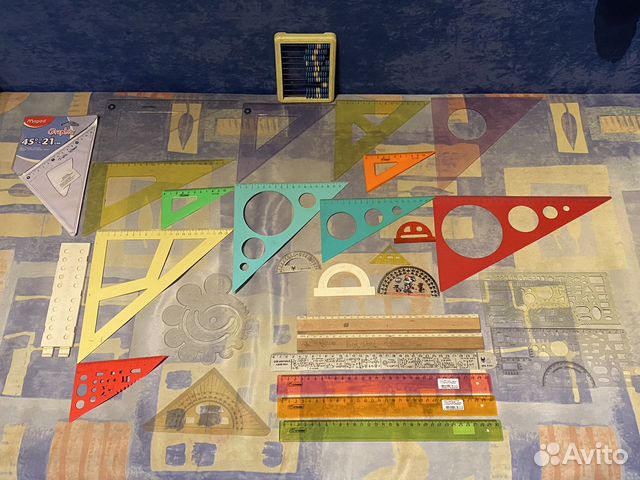 Угольники, линейки, ручки, карандаши