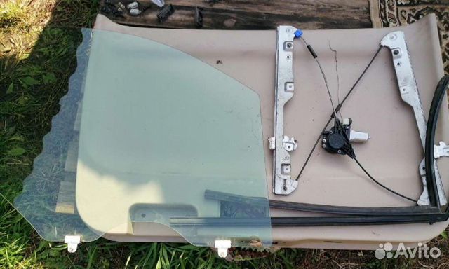 Стекло левое переднее Ниссан Серена С25