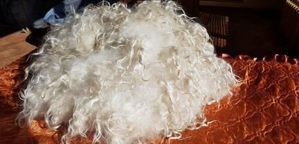 Пух козий, белый и серый