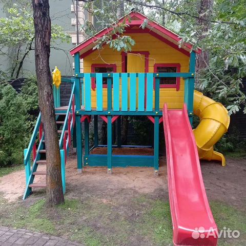 Детская площадка с большим домиком и горкой труба