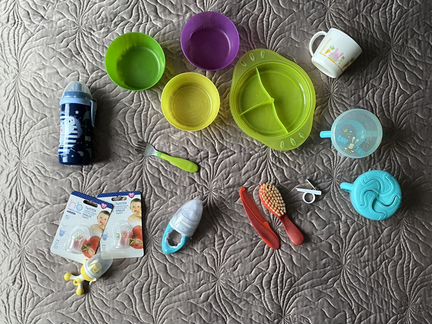 Детские принадлежности и посуда для кормления