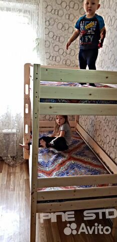 Двухъярусная кровать с безопасной лестницей