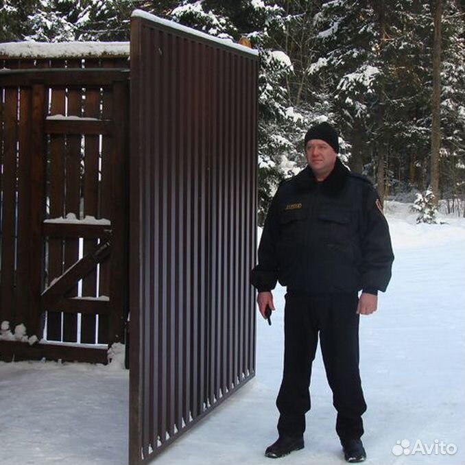 Сторож в снт с проживанием. Охрана дачи. Домик охраны в частном доме. Охранник на даче. Сторожка охранника.