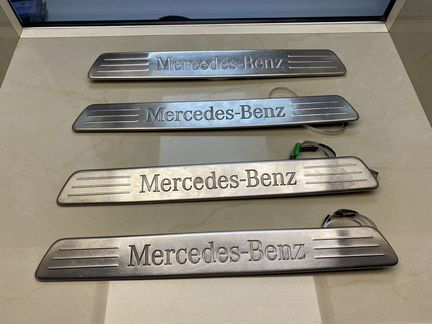 Накладка порога салона Mercedes - Benz с подсветко