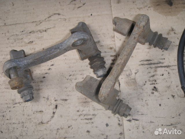 Скоба заднего тормозного суппорта б/у Audi A4 b5