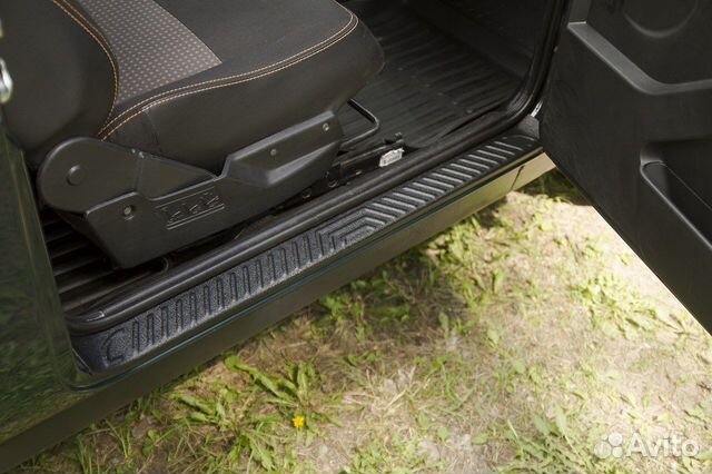 Накладки на пороги Нива