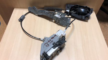 Замок задней правой двери peugeot 308