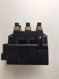 Блок клапанов пневмоподвески Ауди Q7 (новый)