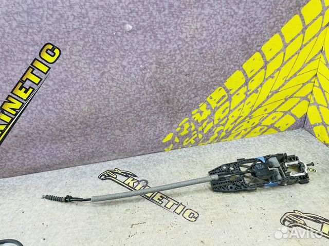 Кронштейн ручки двери передней левой Skoda Yeti