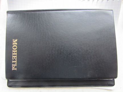 Иностраные монеты разных стран в альбоме