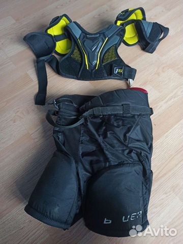 Хоккейные вещи:шорты, нагрудник, коньки, клюшка