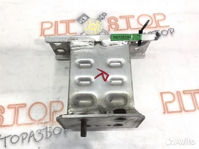 Кронштейн усилителя переденго бампера правый Toyo