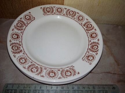 Тарелки разные под второе и первое, десертные