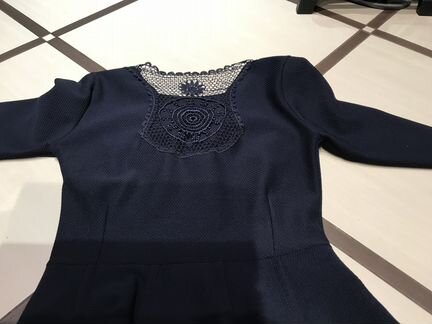 Платье-футляр с баской