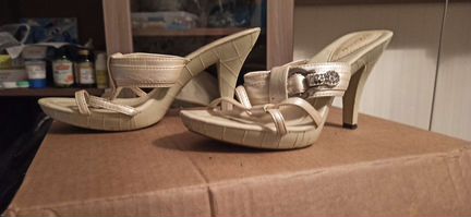 Продаю босоножки
