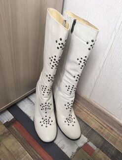 Сапоги белые клёпки