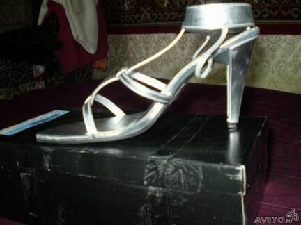 Абсолютно новые стильные босоножки
