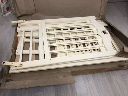 Детская кроватка с маятником