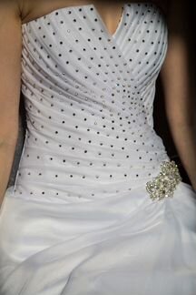 Свадебное платье в стразах после химчистки