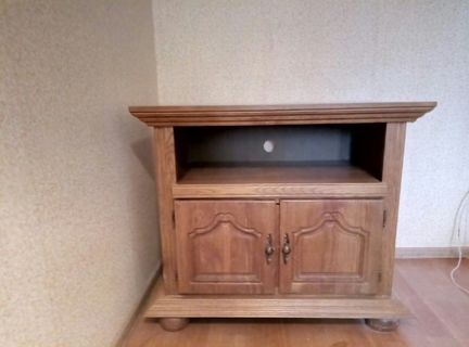Тумба под телевизор из цельного дерева