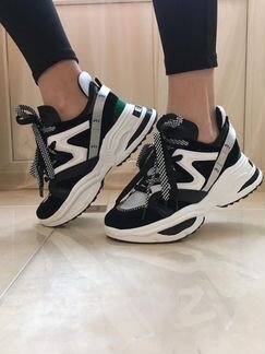 Кроссовки женские