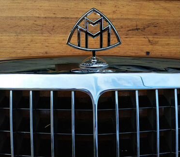 Решетка радиатора с эмблемой Maybach в кузове W240