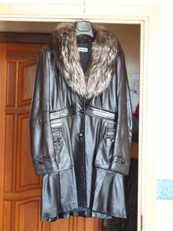 Кожаный плащ с меховым воротником