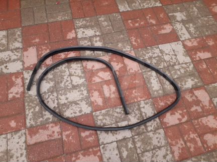 Уплотнитель передней двери Renault Logan