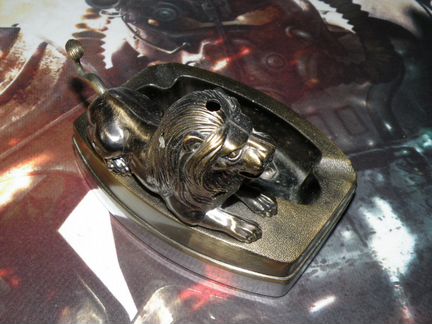 Зажигалка-пепельница с барельефом льва, металличес