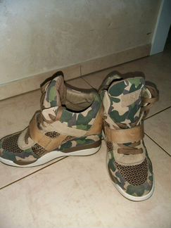 Новые сникерсы на танкетке Ash