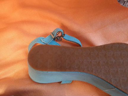 Босоножки голубые, тканевые на танкетке, новые