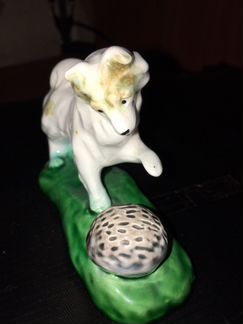 Фарфоровая статуэтка зик, Собачка играющая с ёжик